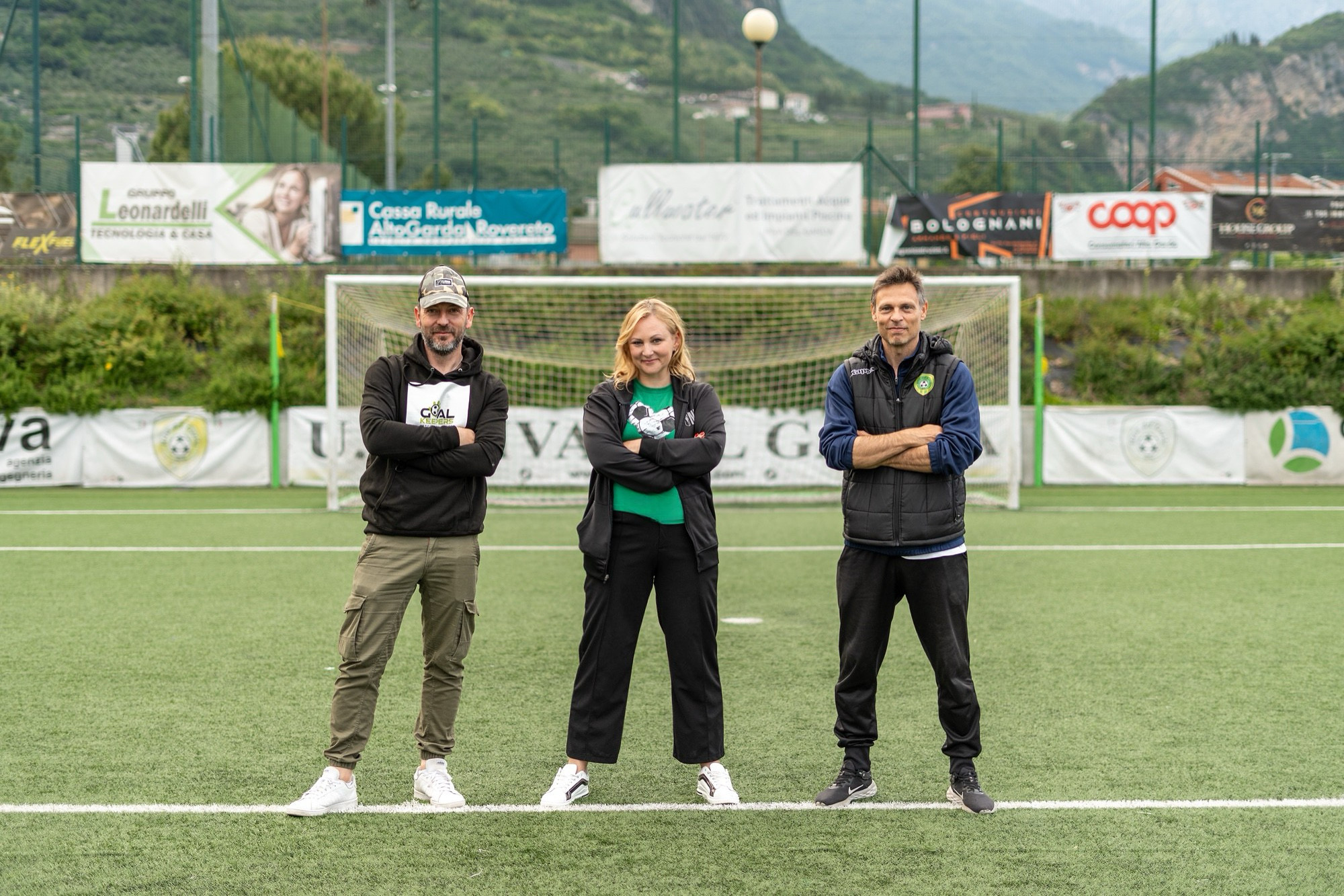 Sandra Lochmann mit Nino Arcoleo und Tom Deppisch auf dem Platz in Riva del Garda